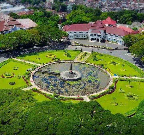 Pemandangan alun alun malang